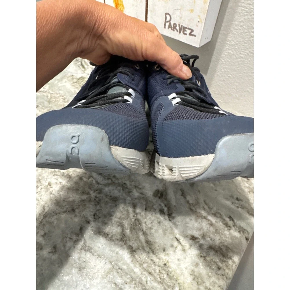 Men's On Cloud 5 running shoes in the Midnight/White colorway size 11
